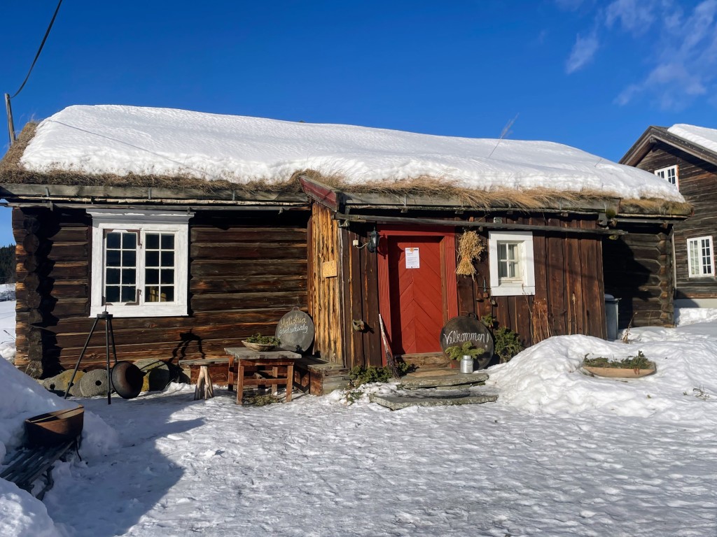 Vi selger produktene våre fra denne gamle sommerstua.