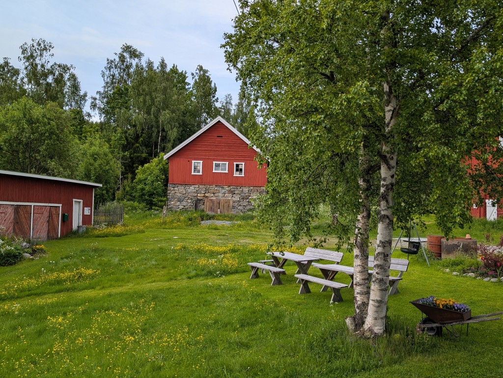 Det gamle tunet har fått stått intakt i flere hundre år og vi har smie, sag, fjøs og låve som lager stemning og har historie fra flere generasjoner på gården. Vi har inngangsparti med rullestolrampe og tilgang for bevegelseshemmede.