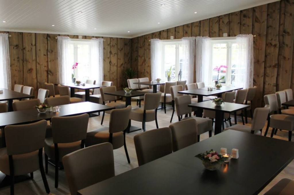 Vårt nyoppussa lokale har plass til 100 personar.