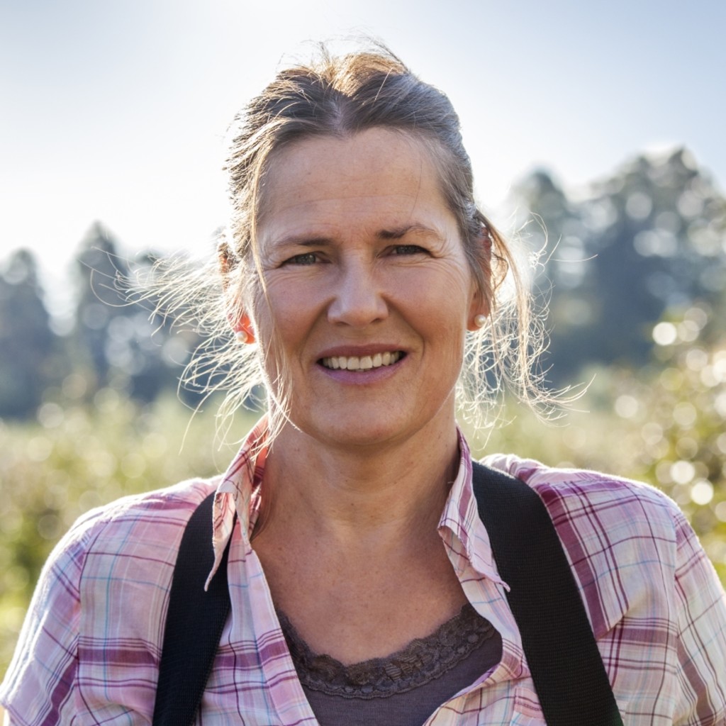 I dag er det sjette generasjon og Merete Hyggen med mannen Oddbjørn med to sønner og et fast arbeidslag som driver gården videre innen epleproduksjon og salg av eplemost fra egne epler.