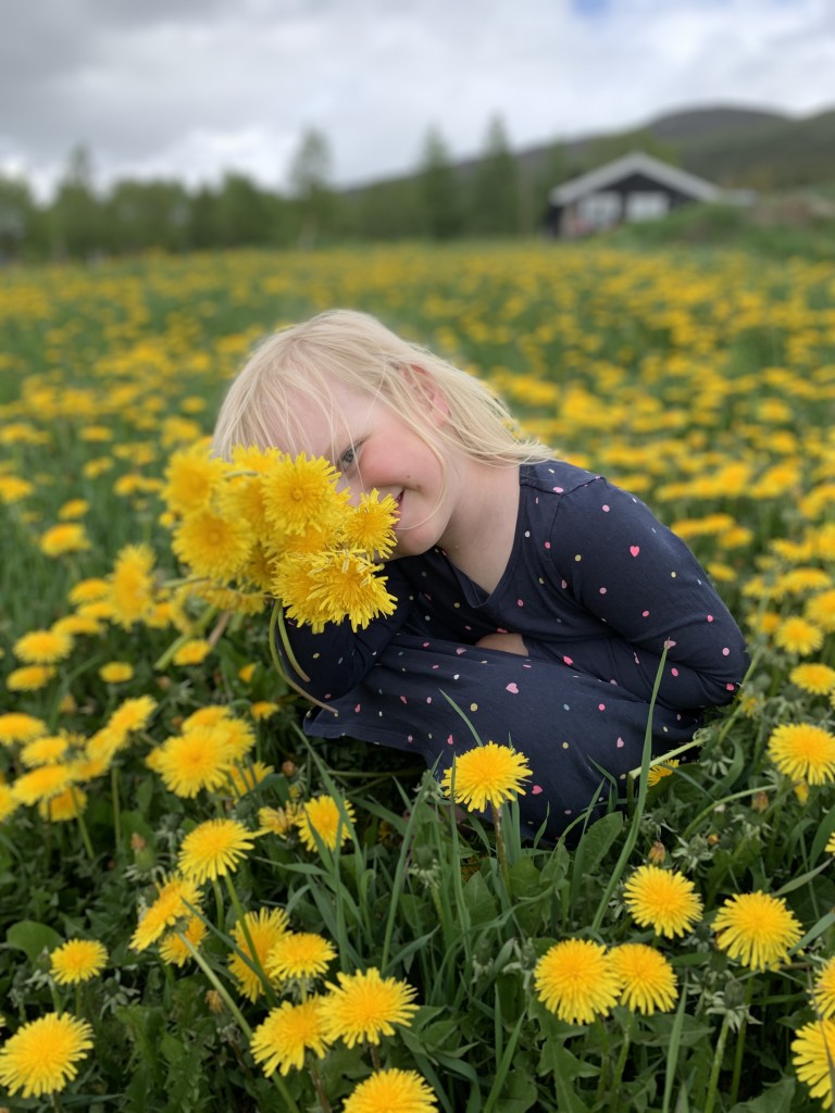 Blomsterpike ved småbruket.