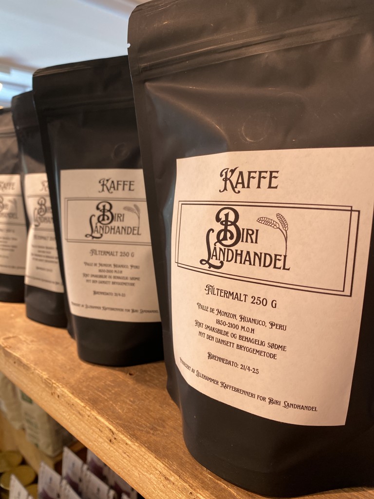 Vår egen kaffe- hele bønner eller filtermalt. Spesiallagd hos Lillehammer Kaffebrenneri.