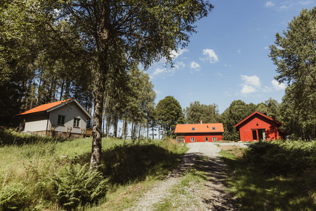 Småbruket Ertehaugen med et hovedhus (8 sengeplasser), stall (2 sengeplasser, bad og møterom) og låve (2 sengeplasser)