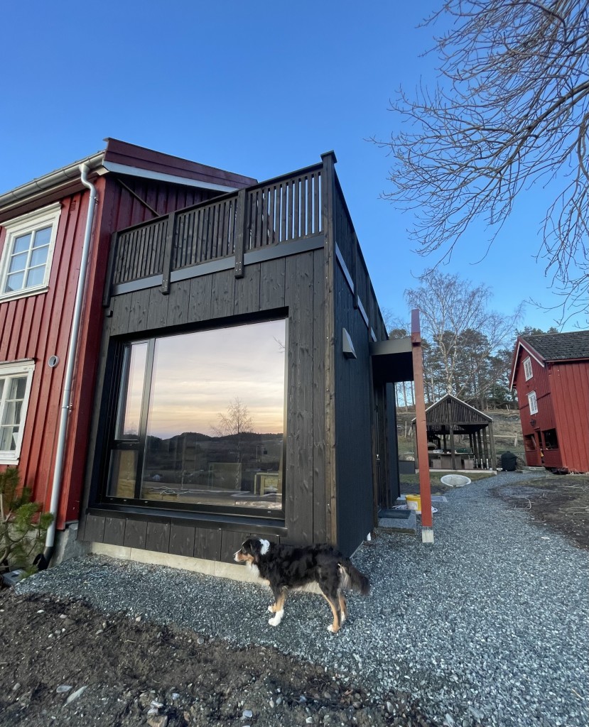 Vi tilbyr gårdsovernatting i en helt ny leilighet med unik og smakfull stil. Utsikten er helt fantastisk og beliggenheten er midt i Trøndelags matfat.