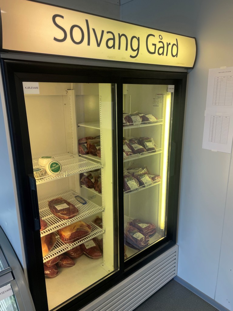 I gårdsbutikken har vi kjøleskap med ferske stykningsdeler. Har også lokal ost fra Eggen gårdsysteri og honning fra Nordli gård i Brydalen.