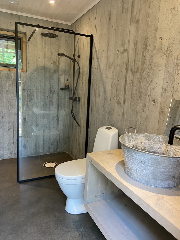 Hver lavvo har sitt eget bad i servicebygget.