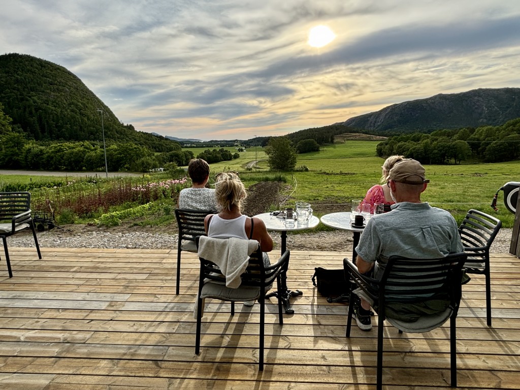 Med utsikt over kulturlandskapet fra terassen