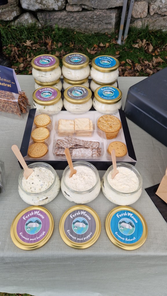 Ferskmann kremost i 3 smaker, naturell, pepper og hvitløk med urter.