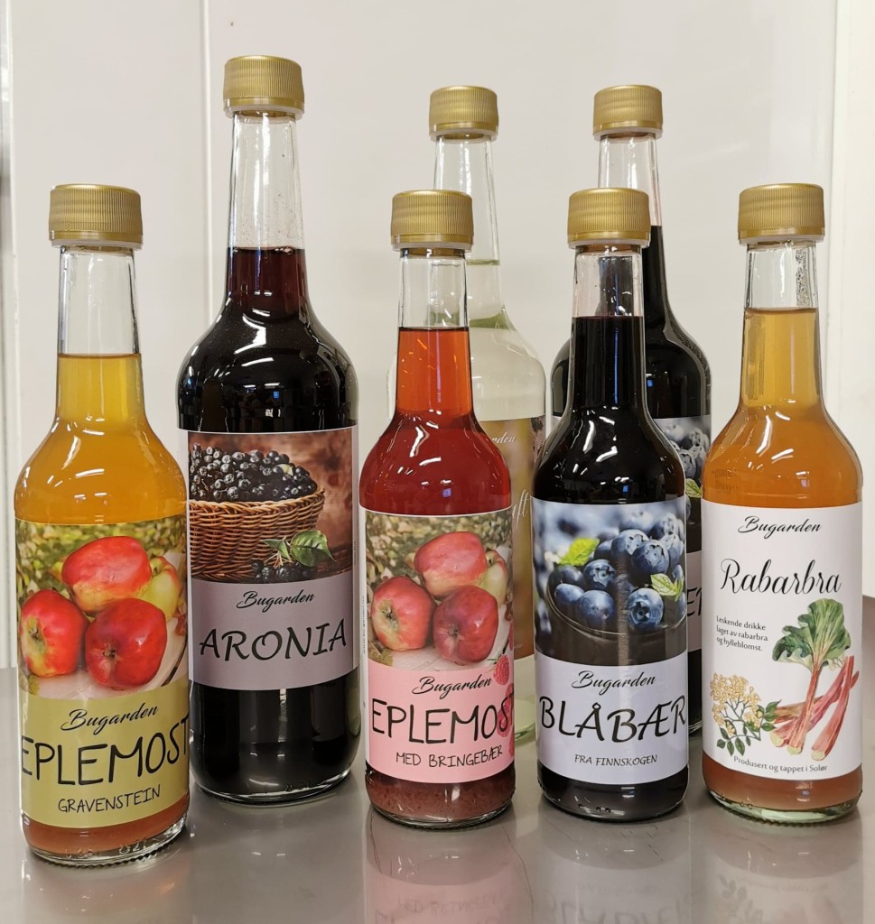 Et utvalg av gårdens egenproduserte drikkevarer.