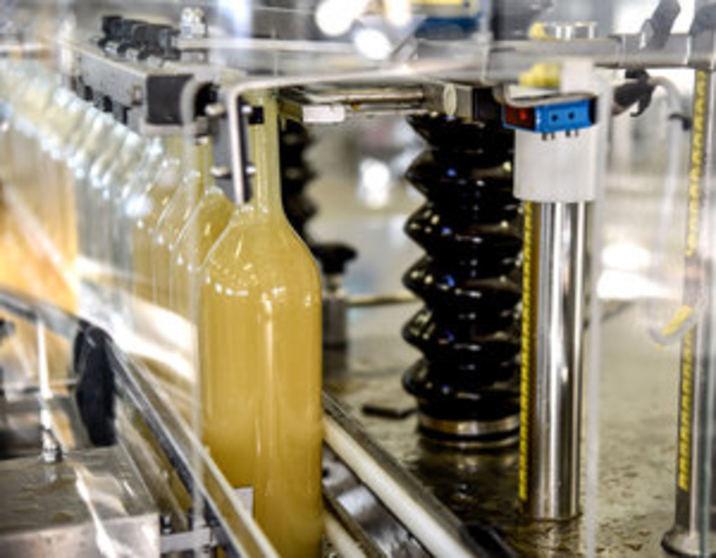 Hyggen eplemost presses, tappes og pasteuriseres hos Askim Frukt og Bærpresseri.