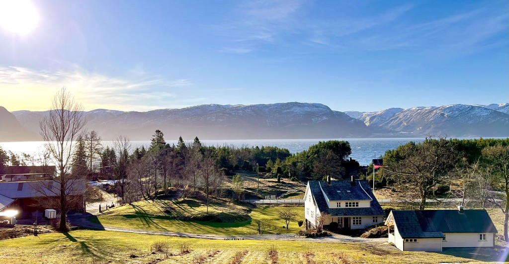 Alværn gard ligger ved vakre sognefjorden.