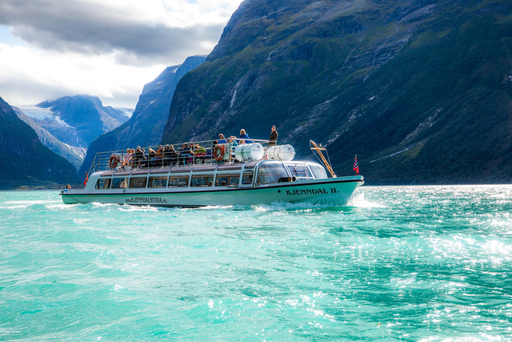 MS Kjenndal II på Lovatnet med Krunebreen i bakgrunnen.