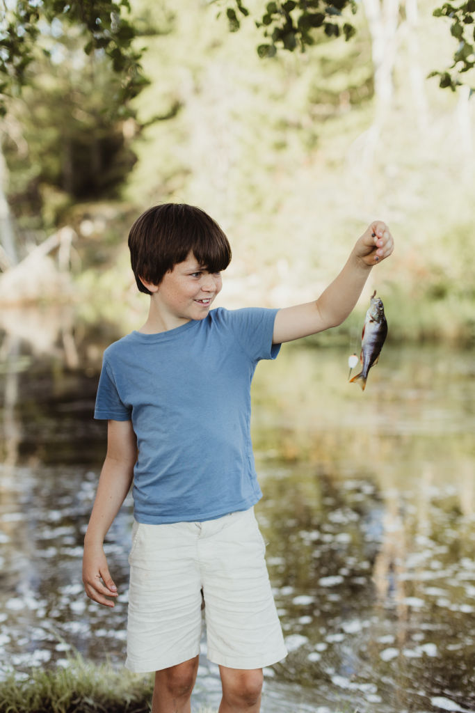 I elven like ved gården kan dere få både abbor, gjedde og ørret.