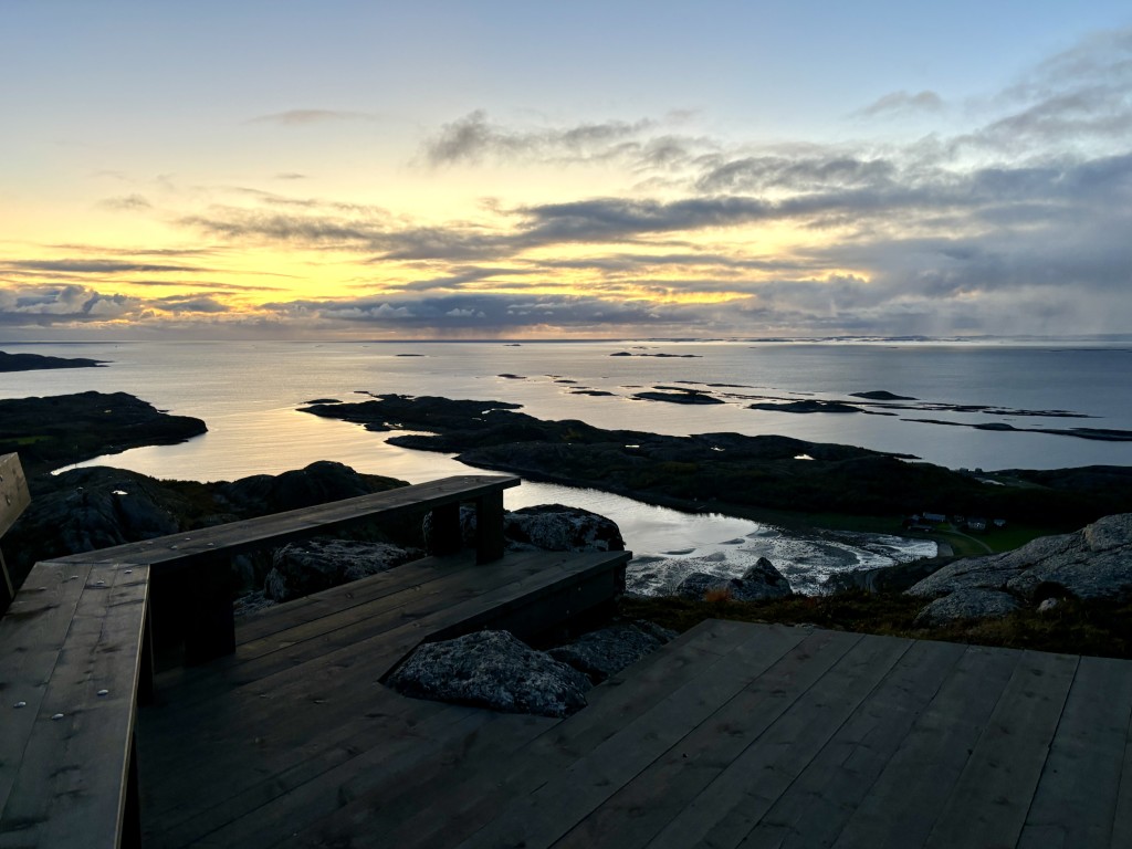 En tur opp Jøatrappa er en fantastisk opplevelse. Starten på "Eventyrstien" opp til fjellet ligger like ved Matgarasjen og Dun Gård