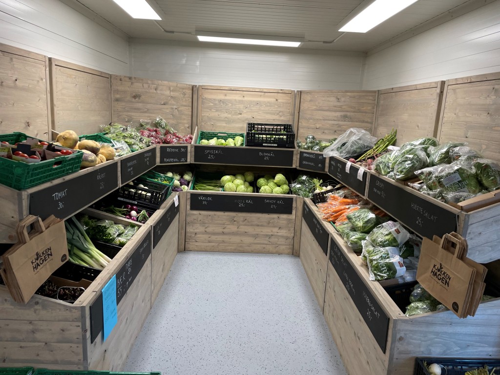 Stort utvalg av potet, bær og grønnsaker i sesong. Her fra kjølerommet.