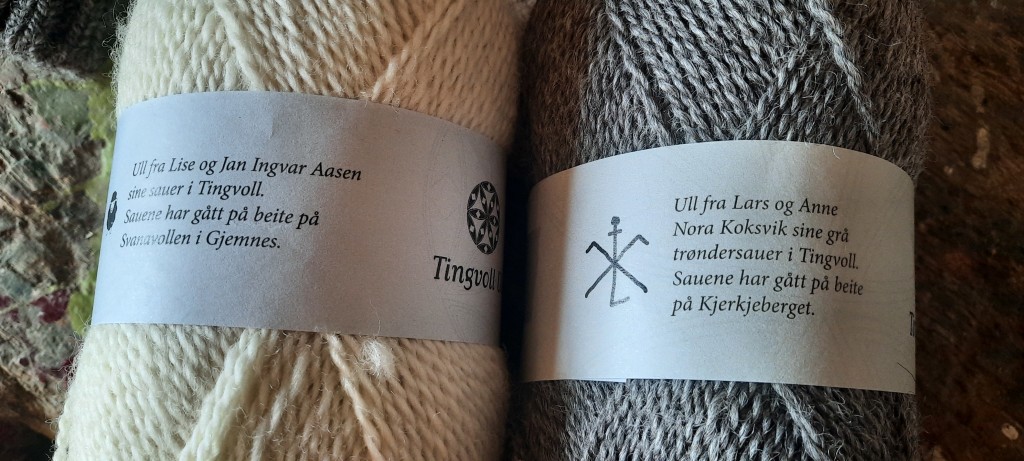 Vi kjøper ull direkte fra bonde - sorterer den i naturfarger og vasker den. Ulla spinnes hos Selbu Spinneri.