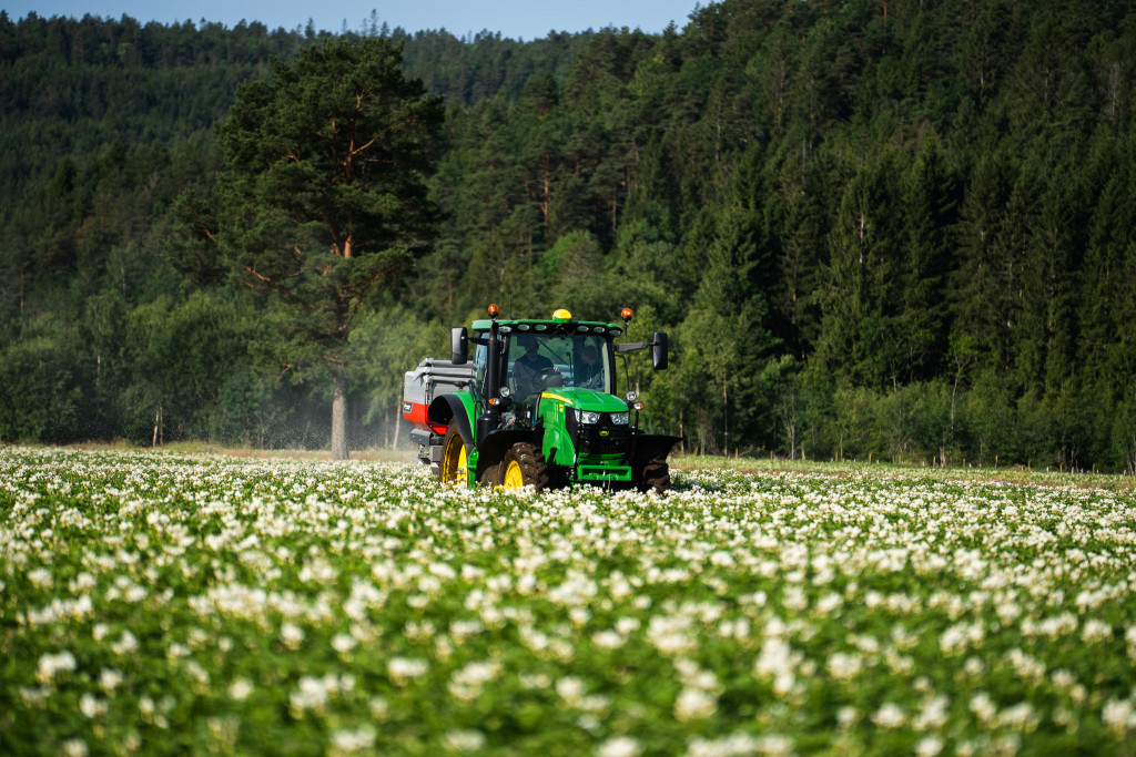 Bonden i sin traktor og poteter i blomst!