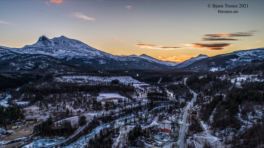 Dronebilde av ysteriet retning mot sør. Fjellmassivet Tellingen til venstre i bildet. Beiardalen fortsetter 40 km videre sørover.
