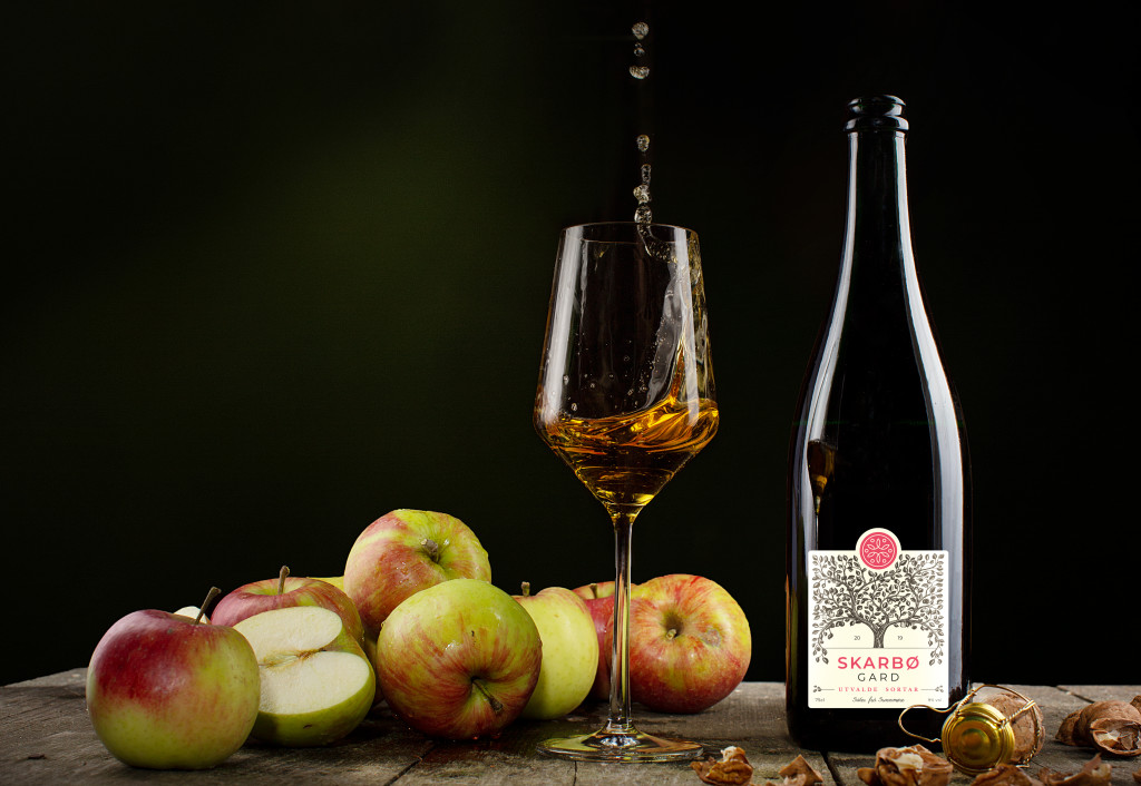 Skarbø-Sider av ferskpressa eple. Skarbø farm cider from fresh, local apples.