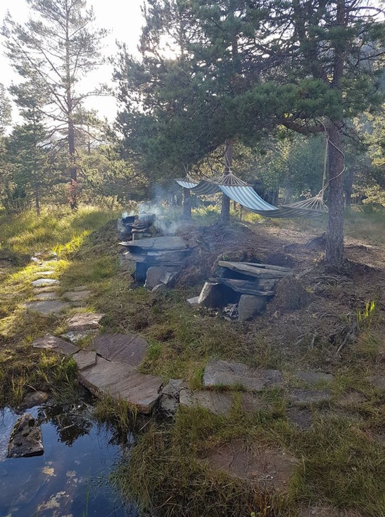På vårt friluftsområde har vi sjusteinsovnar som vi ofte brukar ved utandørs matlaging. Her er det også fleire hengekøyer, så ein kan fint ta livet med ro her på elvekanten.