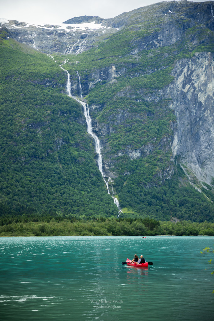 Kanopadling med utsikt mot Utigardsfossen og Ramnefjell.