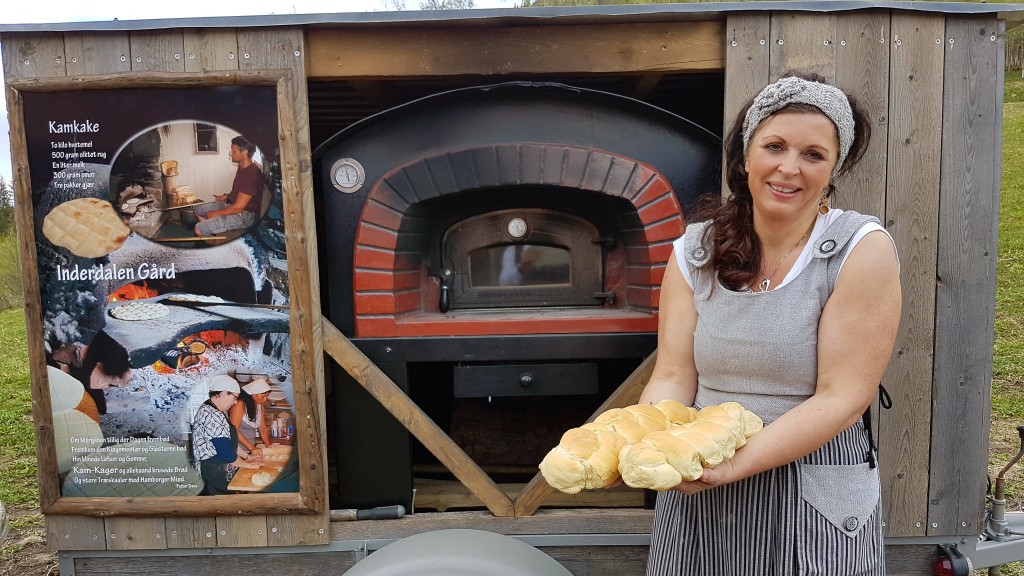 Rykende ferske bakervarer fra vedfyrt bakerovn, i trå med gamle tradisjoner i Inderdalen.