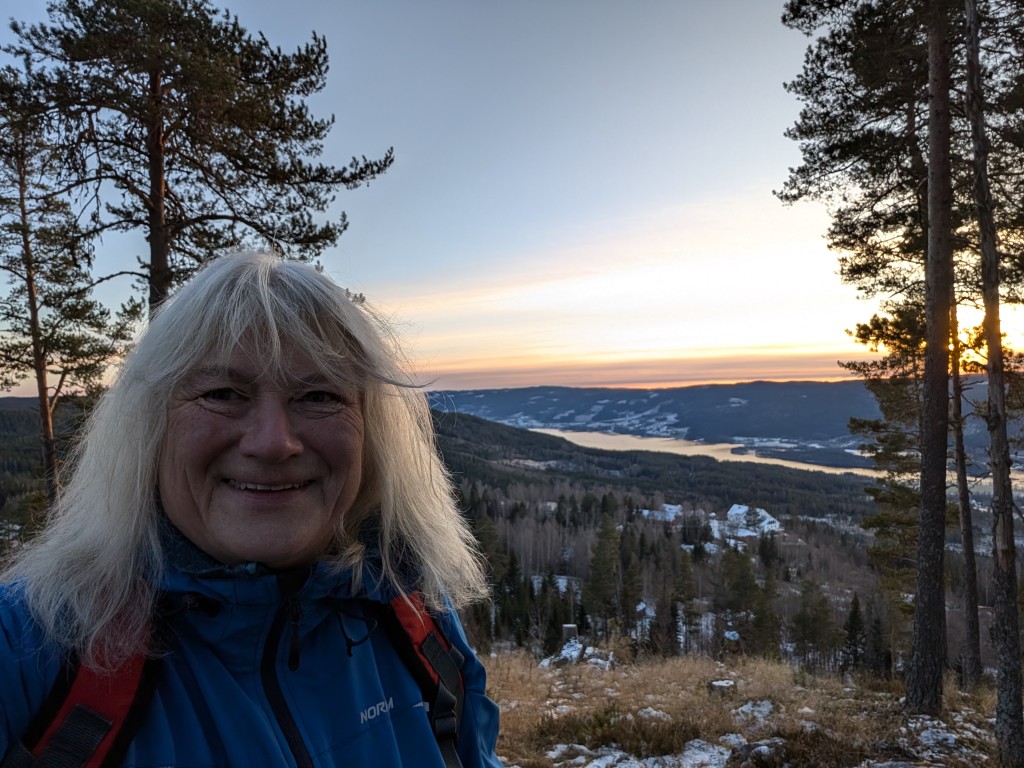 På Granum er det mange koselige stier i skogen og opp til forskjellige utsiktspunkt. På turene kan du oppleve forskjellige skogstyper, spor etter alle fuglene, insektene og dyrene som bor i skogen. På utsiktspunktene kan du se gården, Randsfjorden og landskapet fra forskjellige vinkler. Vi kan og bli med på turen og fortelle mer om det du finner der. Dette bildet er fra toppen på Granumsberget. Vertinna koser seg med å gå opp hit i ledige stunder.