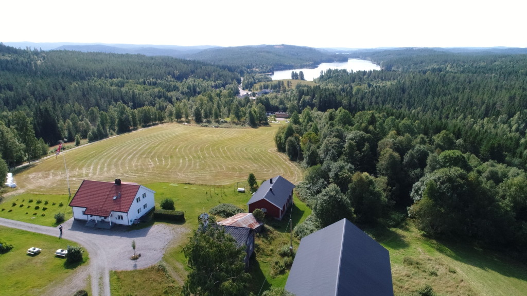 Oversikt over husene på eiendommen og kulturlandskapet og hytta (Fjøset)