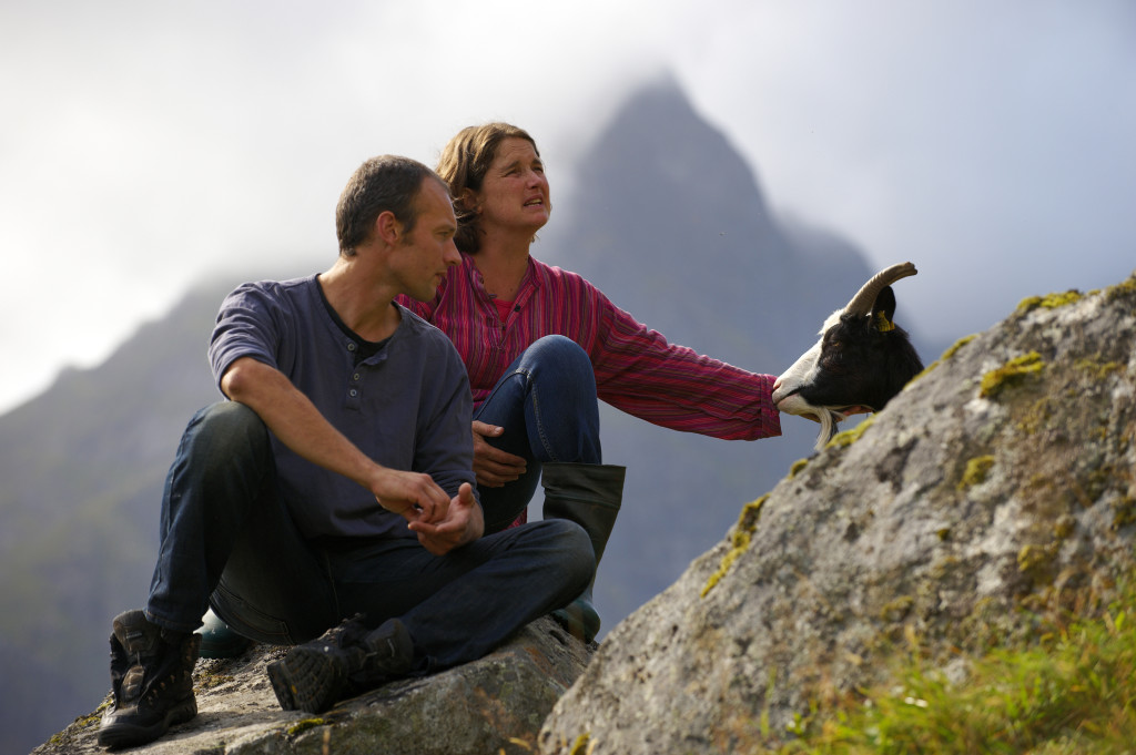 Hugo, Marielle og geitene på fjellet bak gården