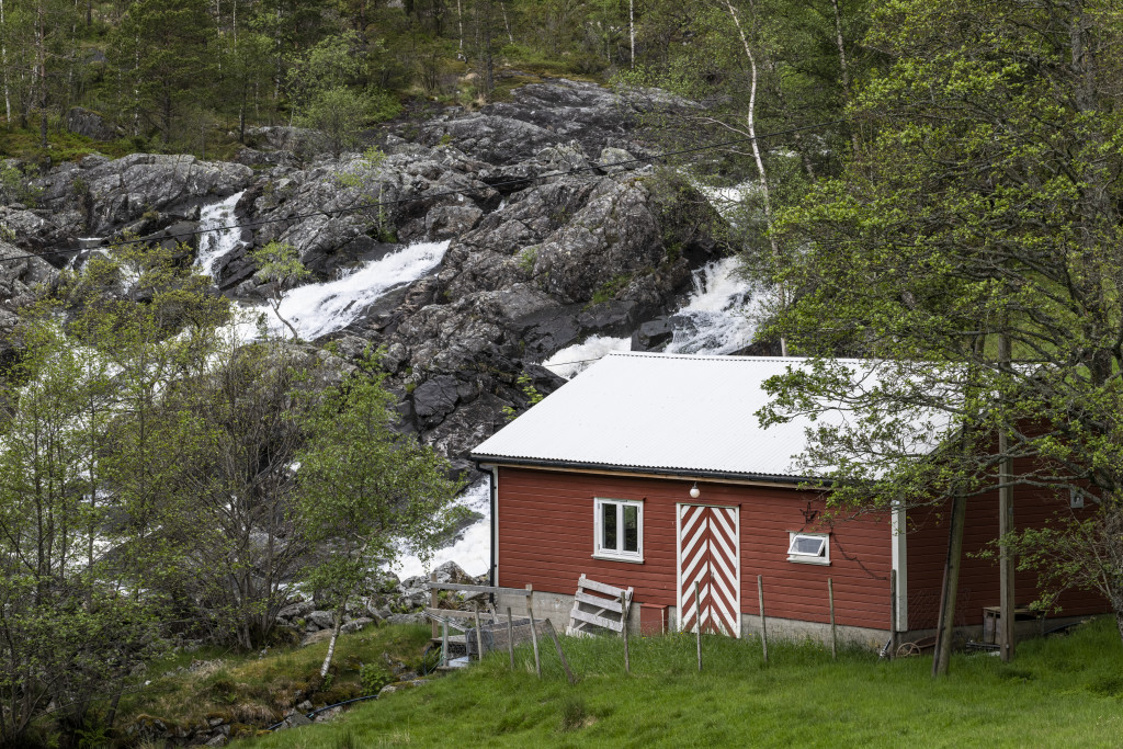 Kraftverket på garden, eit historisk bygdekraftverk som blei tatt i drift igjen i 2000.
