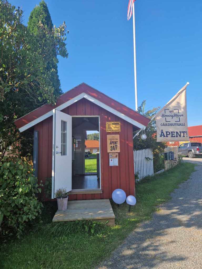Butikken vår finner du rett ved innkjørselen.