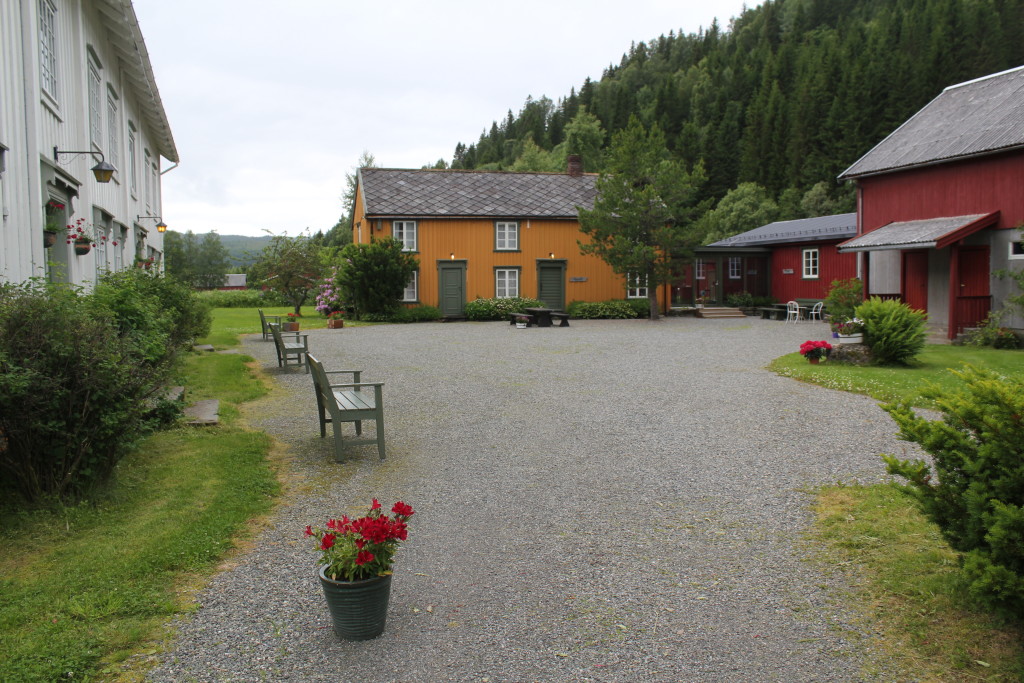 Austkil gjestegård og konferansesenter tilbyr fasiliteter for møter og konferanser i idylliske omgivelser. Eldre og nyere huser er bygget sammen og dermed tilpasset møter også vinters tid.