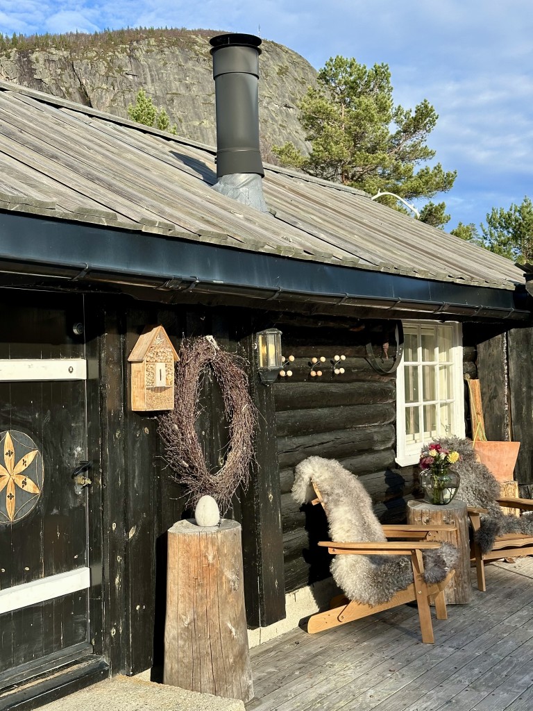 Støylen utvendig med utsikt mot elven.