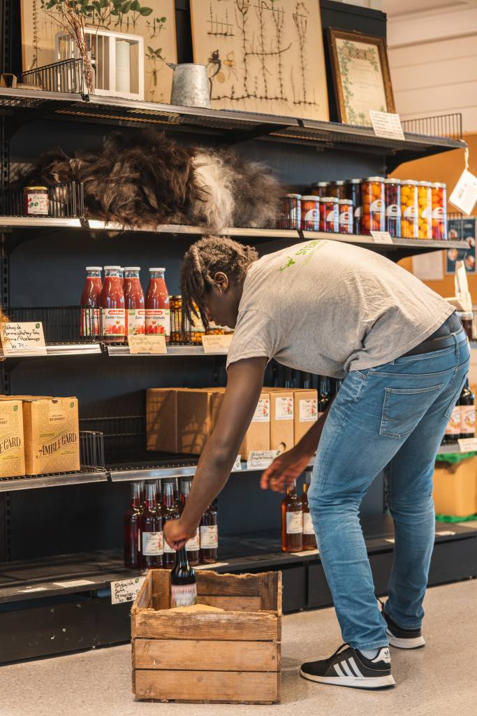 Elever ved salg, service og reiseliv med praktisk arbeid i gårdsbutikken.
