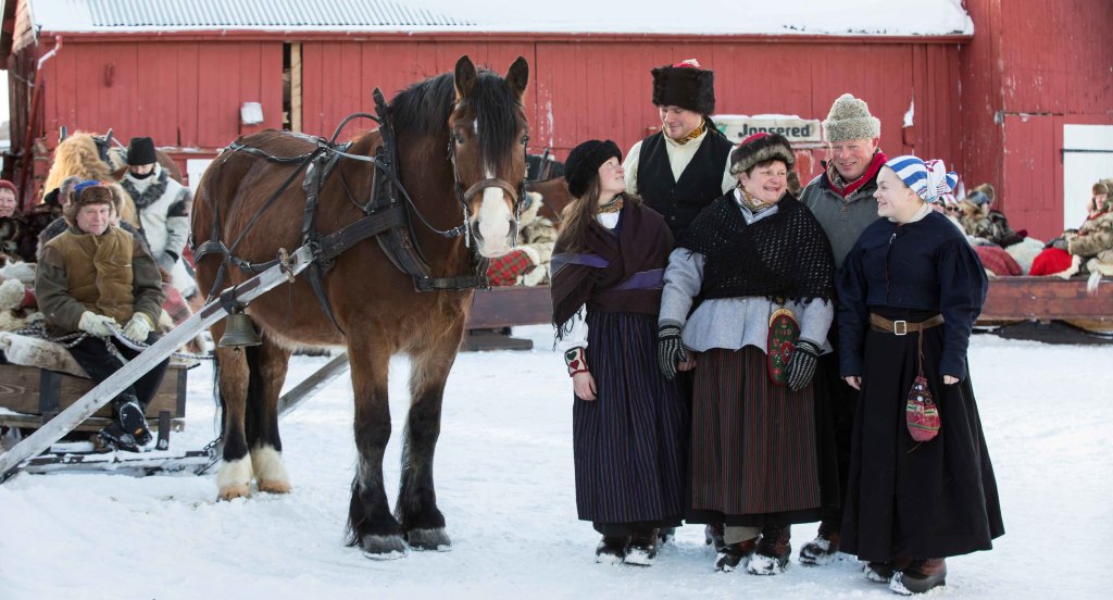 Vertskapet og familien på plass i Skottgården.