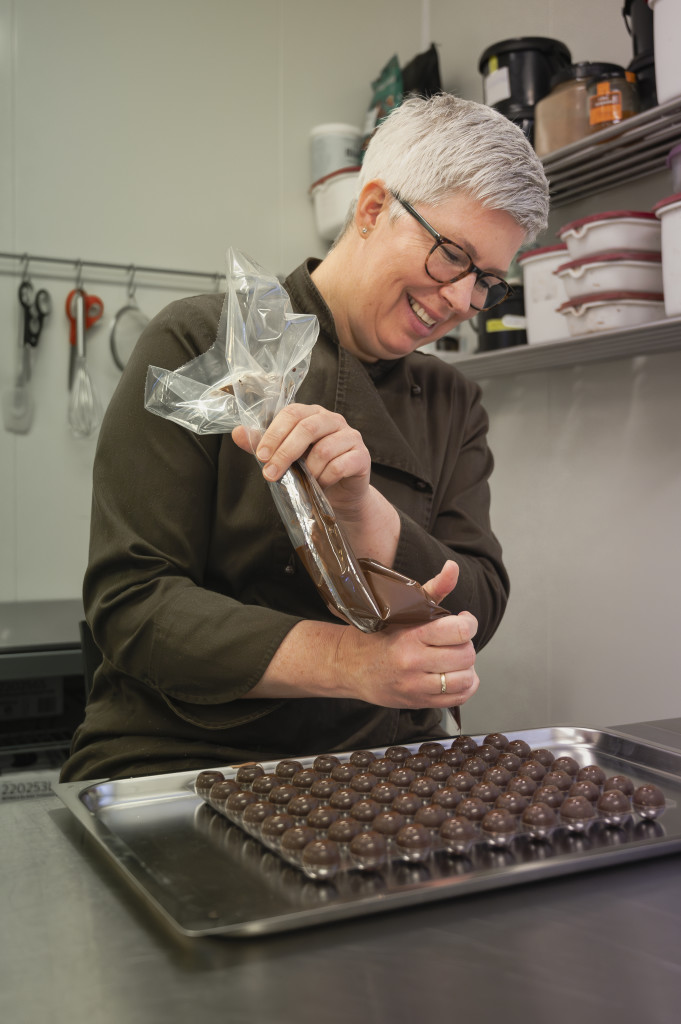 Her forsegles sjokoladekulene med sjokolade. Senere skal de pyntes.