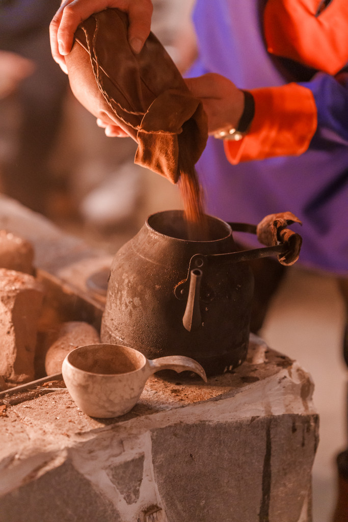 Er du glad i god mat og nyskjerrig på samiske mattradisjoner og kultur ? Da er denne helt spesielle matopplevelsen i lavvuen vår noe for deg

Bålkokt kaffe følger alltid med.