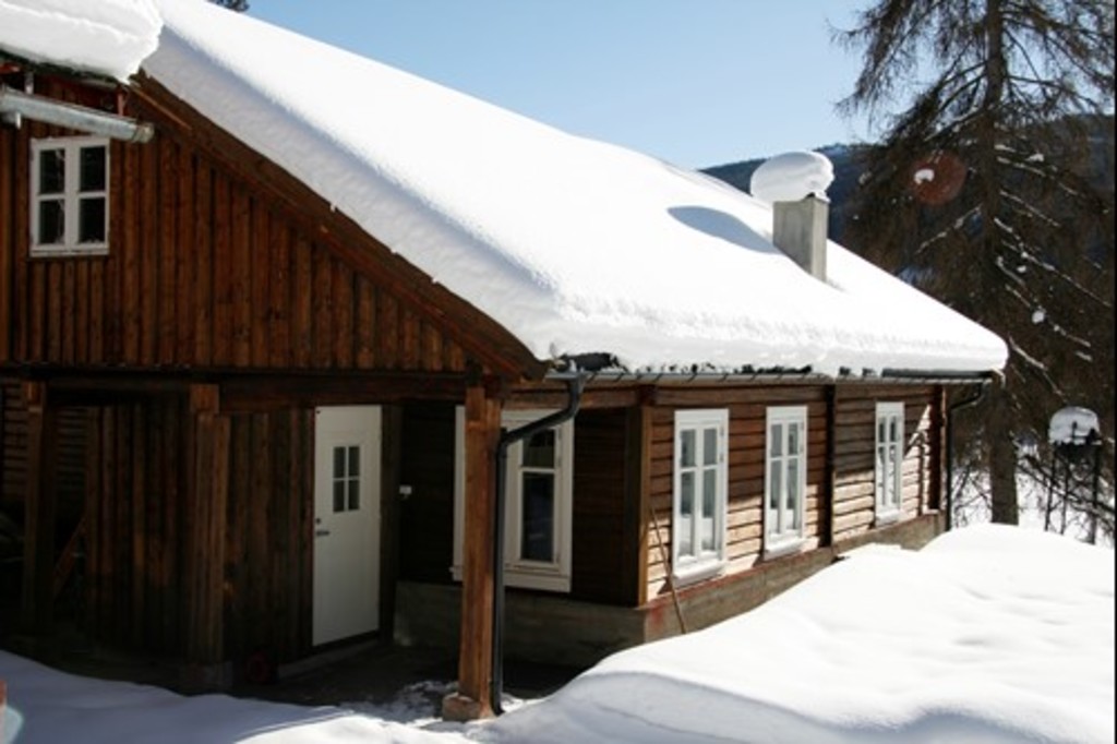 Bryggerhuset med 8 sengeplasser, 2 bad og stue med kjøkkenkrok. Egnet til familie eller vennegruppe.