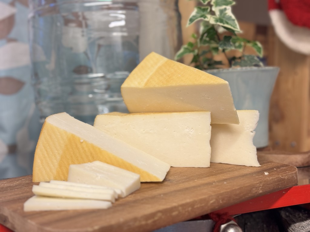En av våre Spesialiteter, whiskyrøkt hvit geitost. Ung halvfast hvit geitost, som er røkt på spon av bjørk og or fra egen skog, samt spon fra gamle whiskyfat.