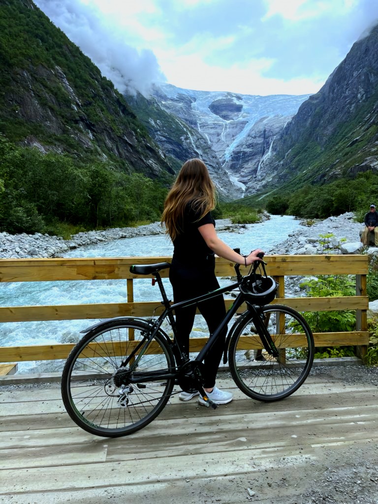 Ta turen til Kjenndalsbreen med sykkel.