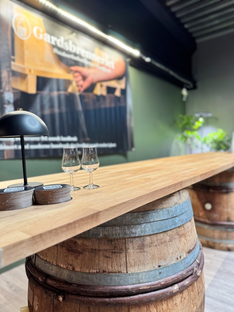 Vi tilbyr smakingar av produkta våre i Gildehallen i Industrivegen 12 - ein bar/selskapslokale med ca 80 sitteplassar.