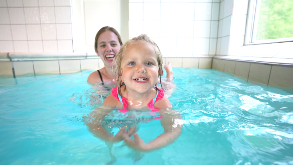 Alle Ferienhäuser verfügen über ein eigenes Hallenbad. Außerdem gibt es in jedem Haus eine Sauna und einen Whirlpool.