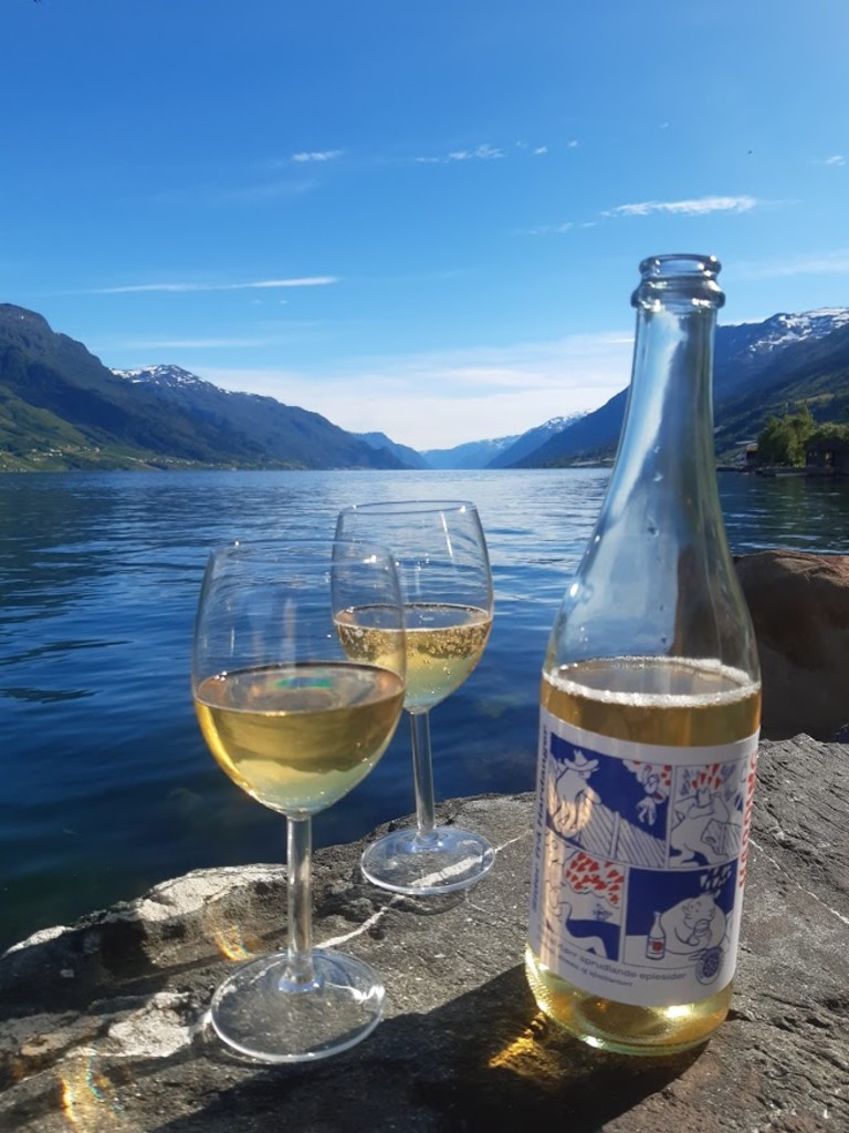 Kom og nyt eit glas sider ved fjorden