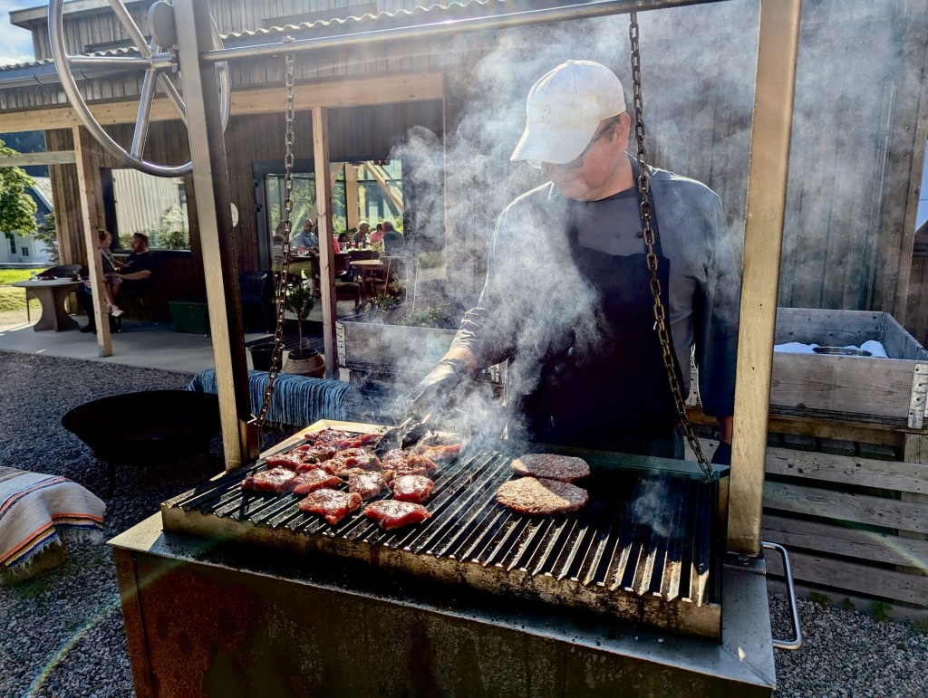 Gårdens kjøtt er på grillen