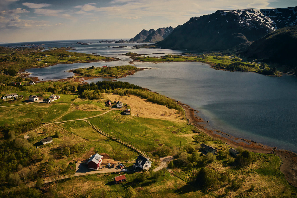Gården vårt ligger langs Storfjorden, midt mellom Stamsund og Leknes, i et gammelt kulturlandskap.