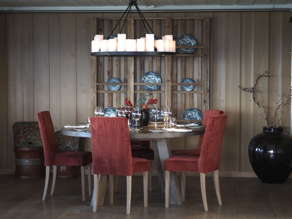 Samtalene blomstrer under et godt måltid i Kongsgaard Restauranten.