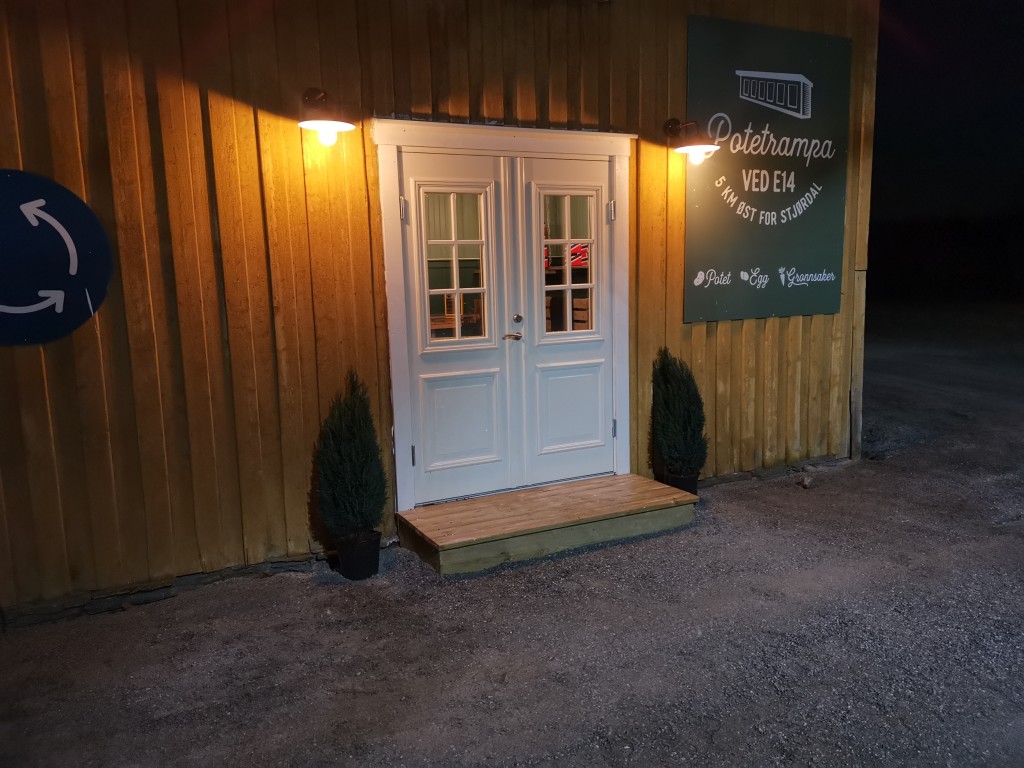 Her er nybutikken vår. Ferske egg, grønnsaker, brød, potet av mange slag, lokale ferske råvarer er av topp kvalitet.