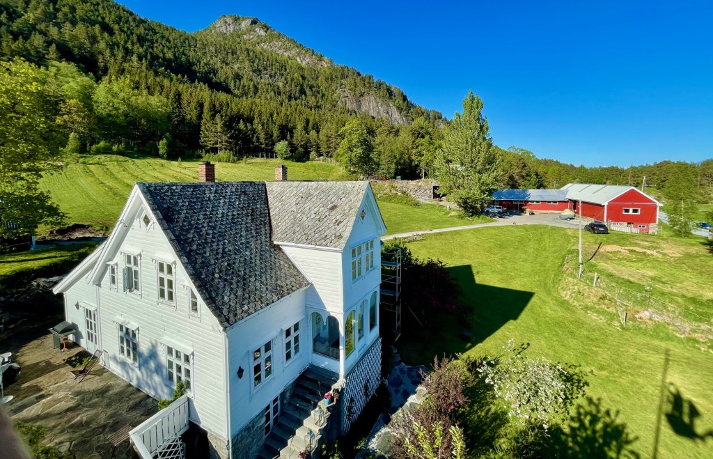 Hovedhus med 6 soverom og plass til 13 pers. Store uteområder og god plass. 
Motorbåt og kajakkutleie.