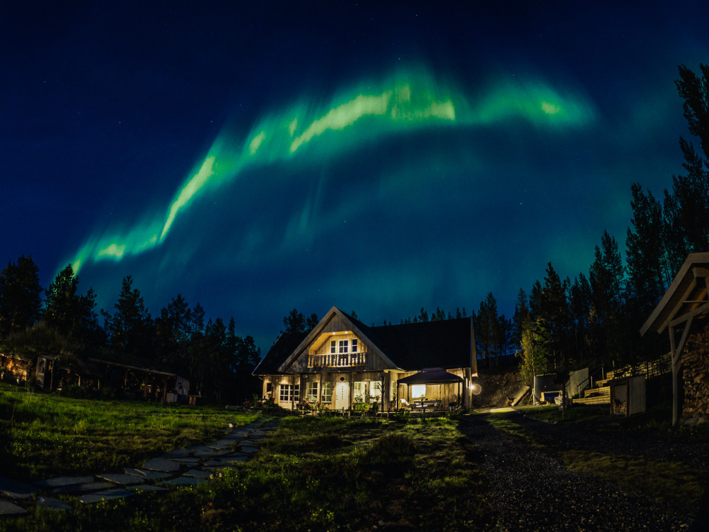 Nordlyset over tunet.