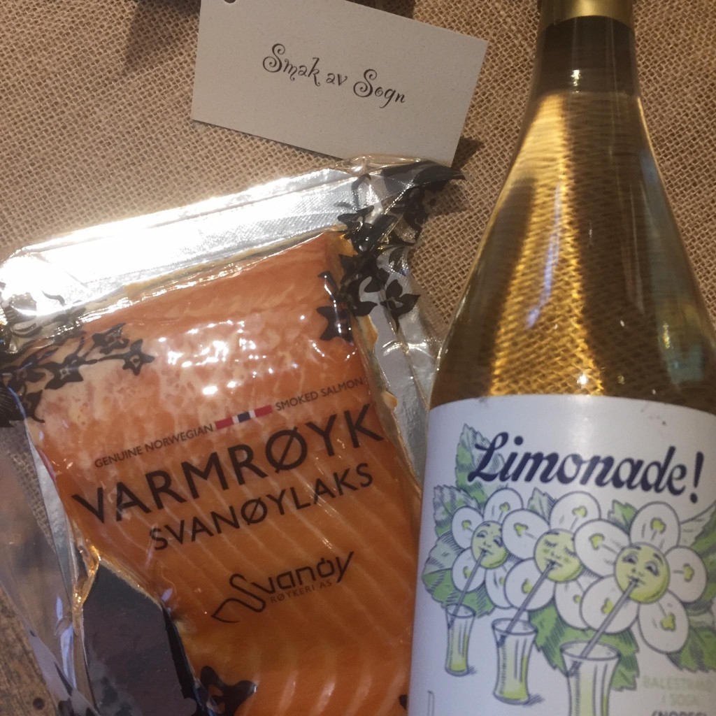 Me lagar julegåver, bedriftsgåver og bursdagsgåver og både med og utan alkohol. 
Pakka i øskjer i gammaldags stil.